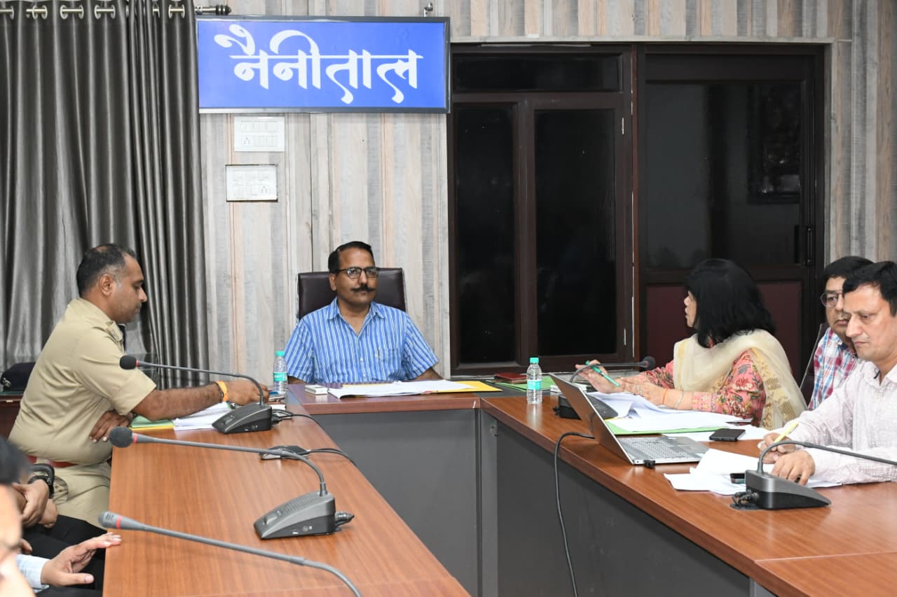हल्द्वानी कैम्प कार्यालय में स्वास्थ्य विभाग और जिला सलाहकार समिति की समीक्षा बैठक लेते जिलाधिकारी ललित मोहन रयाल