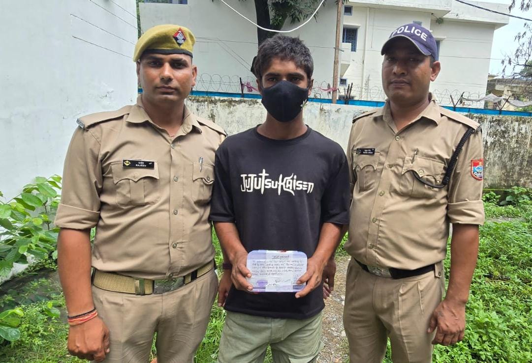 हल्द्वानी पुलिस द्वारा दुकान में चोरी करने वाले अभियुक्त दिवाकर को बरामद नक़दी व सामान के साथ गिरफ्तार किया गया