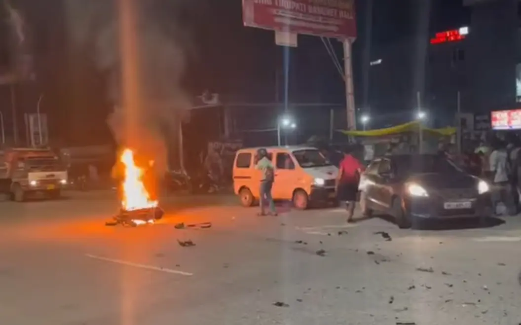 हल्द्वानी लालकुआं हाईवे पर गोरापड़ाव के पास केंटर की टक्कर से जलकर खाक हुई बाइक