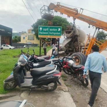 तीनपानी-लालकुआँ एनएच-109 पर तीनपानी ओवरब्रिज के नीचे लाइट और सेफ्टी उपाय चेक करती एनएचएआई