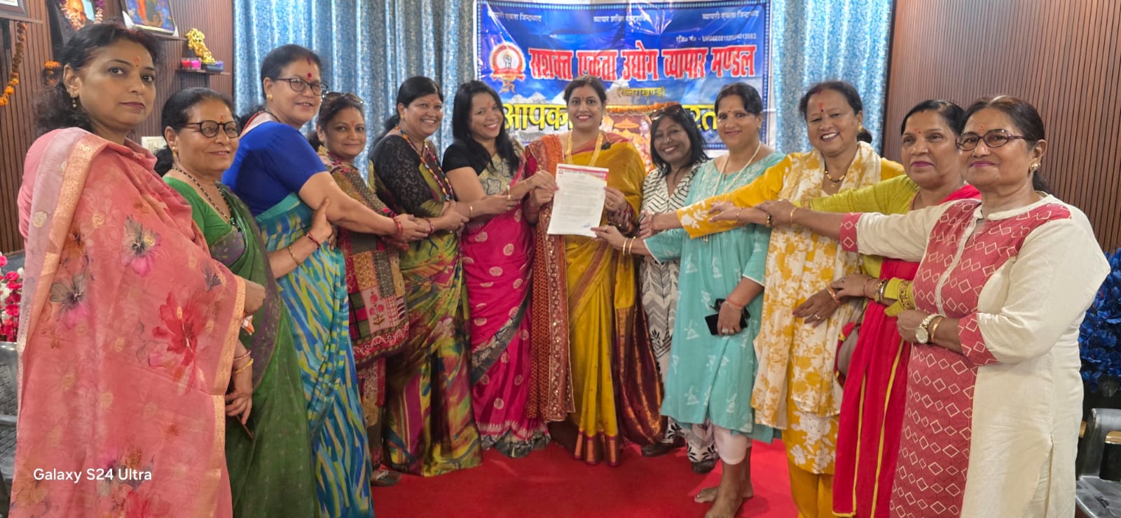 हल्द्वानी गैस गोदाम रोड पर सशक्त एकता उद्योग व्यापार मंडल महिला मोर्चे के नए कार्यालय का उद्घाटन करतीं