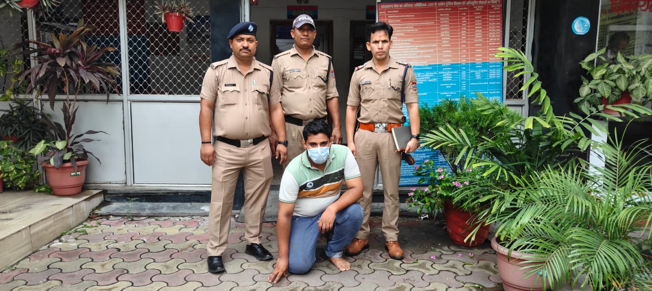 हल्द्वानी के डहरिया में महिला से अभद्रता और धमकी भरा वीडियो वायरल करने वाले आरोपी सलीक अली को ले जाती पुलिस