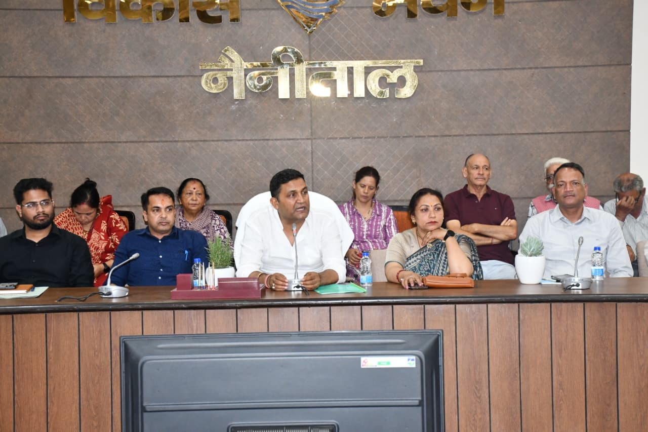 भीमताल विकास भवन में हरेला मेला २०२६ की तैयारियों को लेकर उच्चस्तरीय बैठक लेते कैबिनेट मंत्री रामसिंह कैड़ा, साथ में सीडीओ अरविंद कुमार पांडे व एसडीएम नवाजिश खालिक