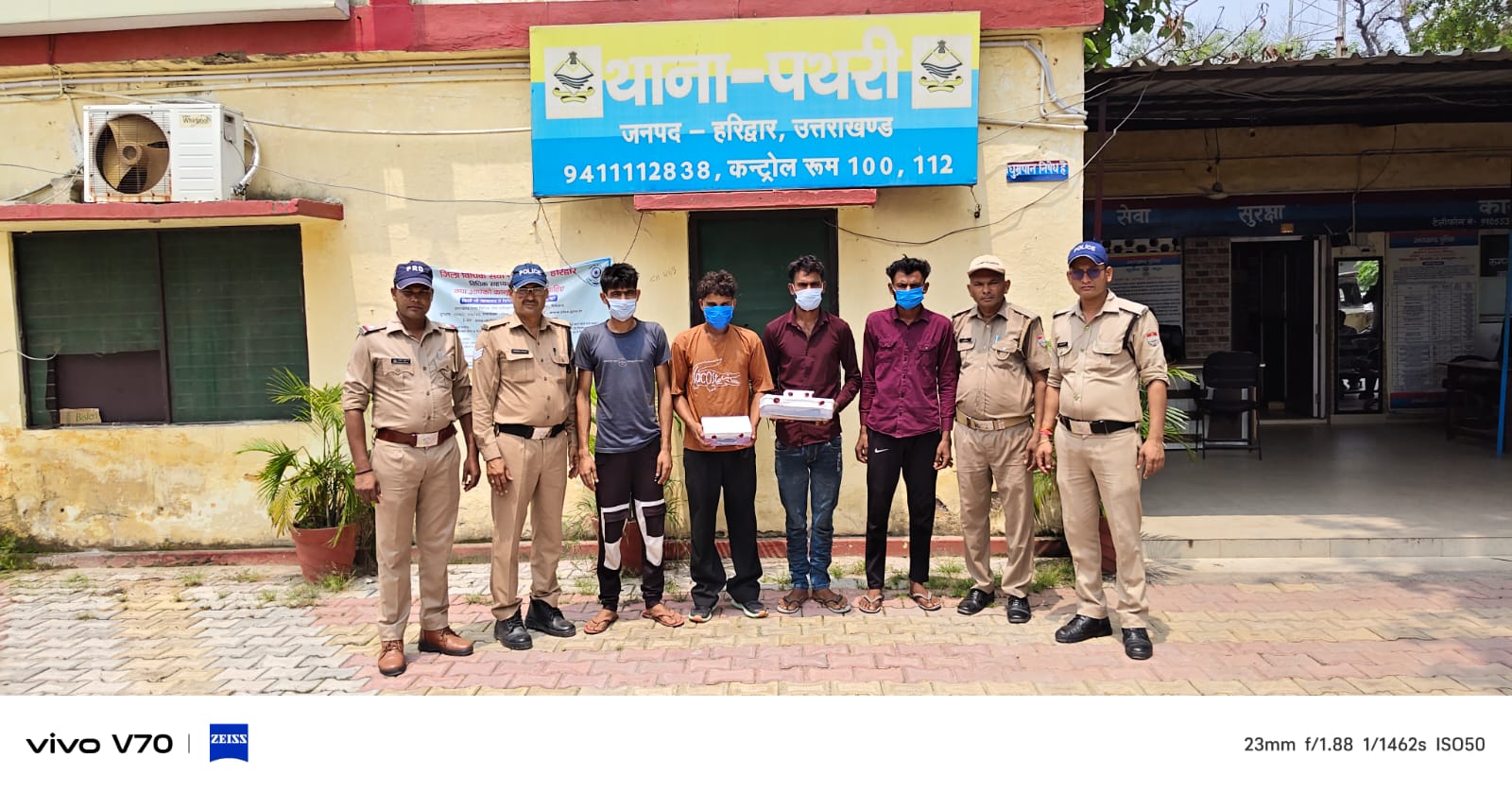 हरिद्वार की पथरी थाना पुलिस की गिरफ्त में खड़े सामूहिक दुष्कर्म और लूट के चारों आरोपी और बरामद हथियार
