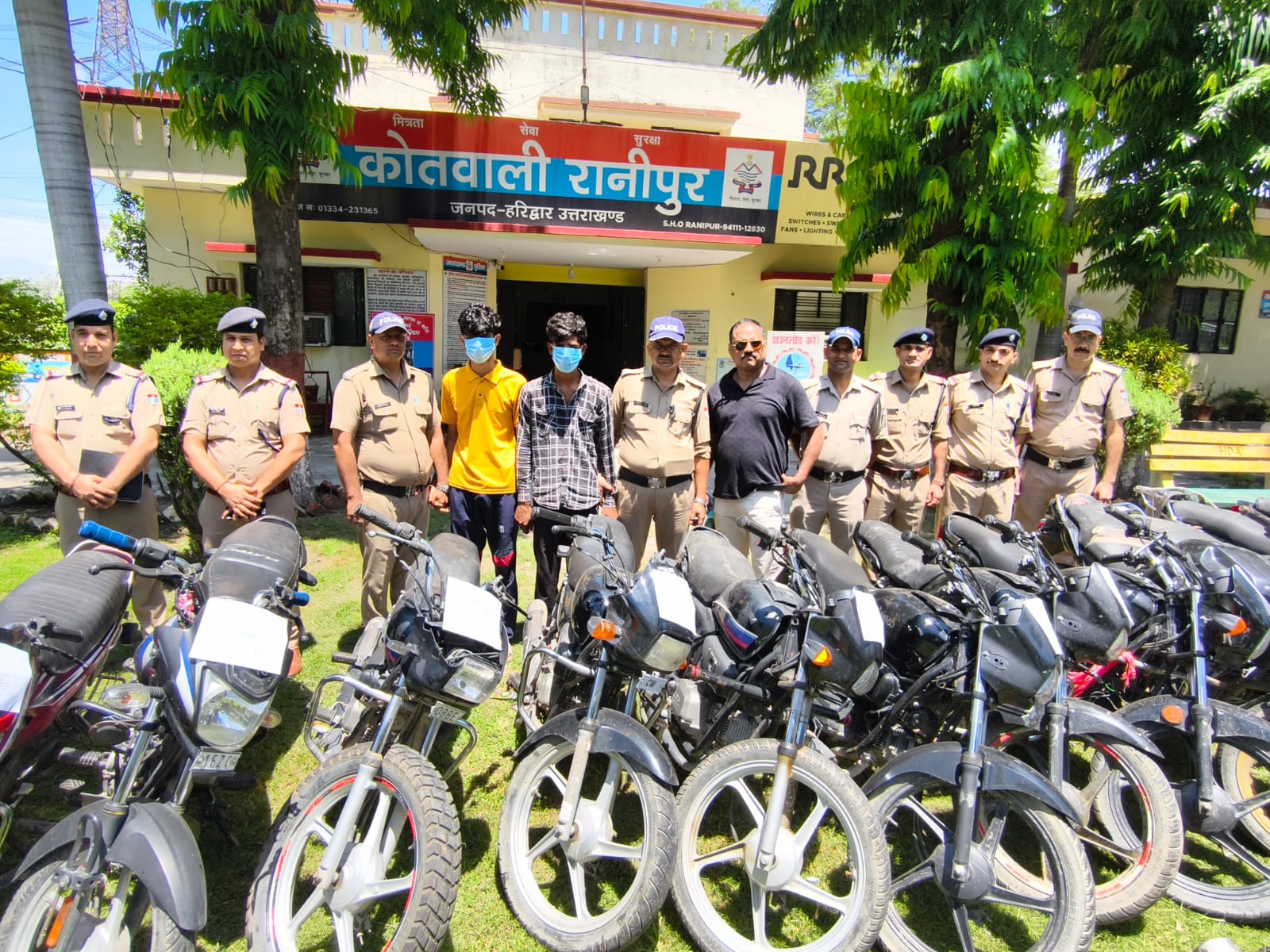हरिद्वार पुलिस द्वारा पकड़े गए ऑटोलिफ्टर गैंग के आरोपी और बरामद 25 चोरी की मोटरसाइकिलें