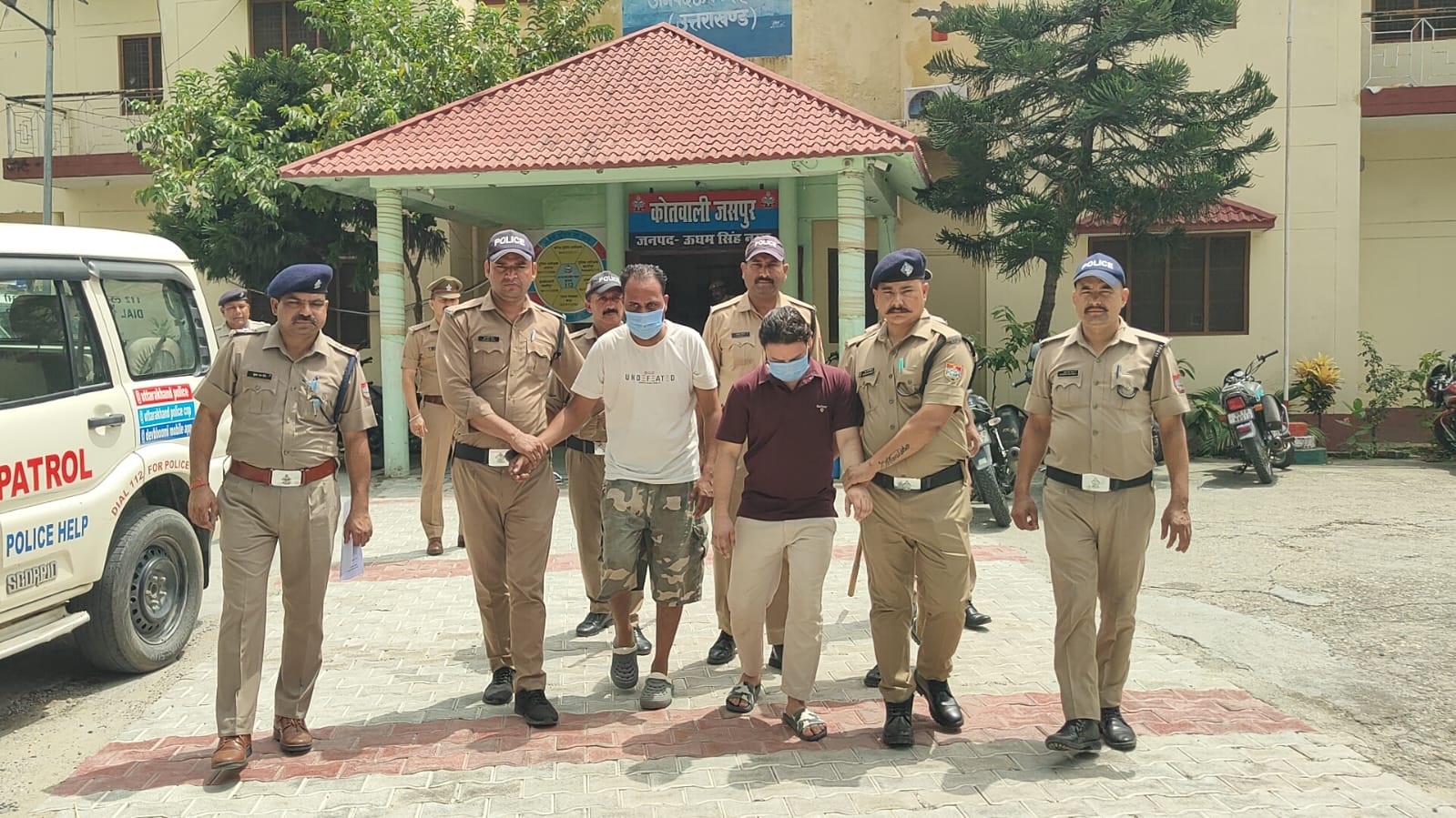 जसपुर कोतवाली पुलिस की गिरफ्त में हत्या के आरोपी पुष्पेन्द्र चौहान और जाकिर गुज्जर