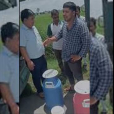 खटीमा-टनकपुर रोड पर दूध चोरी कर पानी मिलाते चालक को रंगे हाथों पकड़ते दुग्ध संघ के प्रधान प्रबंधक राजेश मेहता