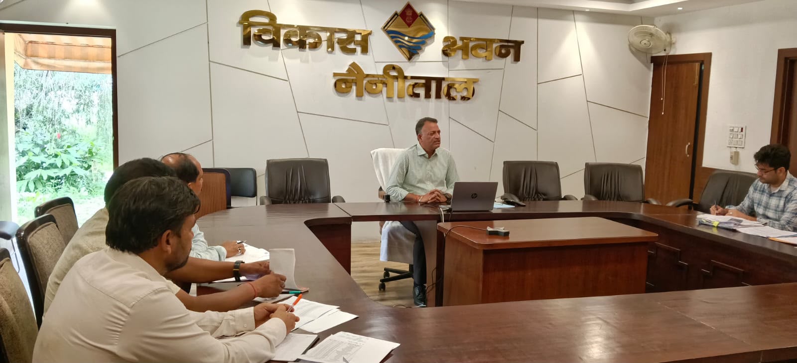 नैनीताल में मोबाइल नेटवर्क सुधारने को लेकर टेलीकॉम कंपनियों के साथ बैठक करते सीडीओ अरविंद पांडेय