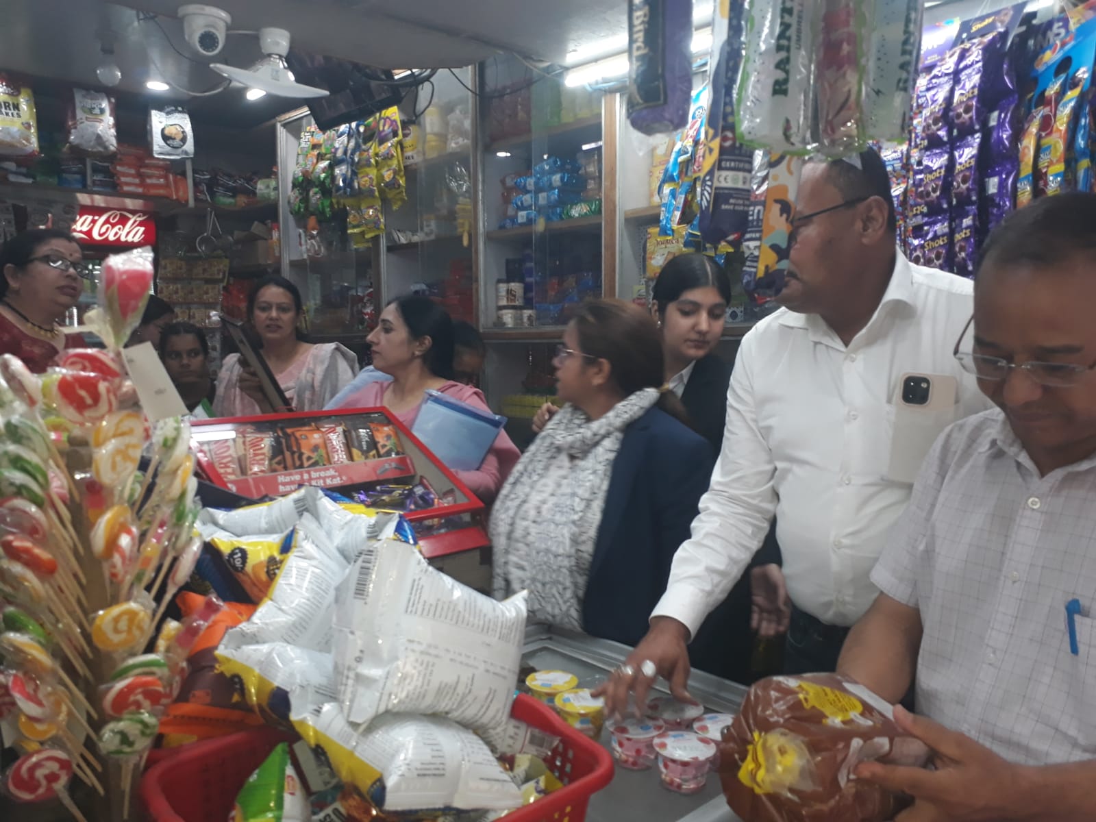 नैनीताल के तल्लीताल व मल्लीताल में रेस्टोरेंट और मेडिकल स्टोरों का औचक निरीक्षण करती खाद्य व औषधि प्रशासन की टीम