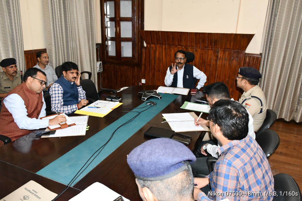 नैनीताल मॉल रोड को नो हॉर्न जोन बनाने को लेकर अधिकारियों की समीक्षा बैठक लेते जिलाधिकारी ललित मोहन रयाल