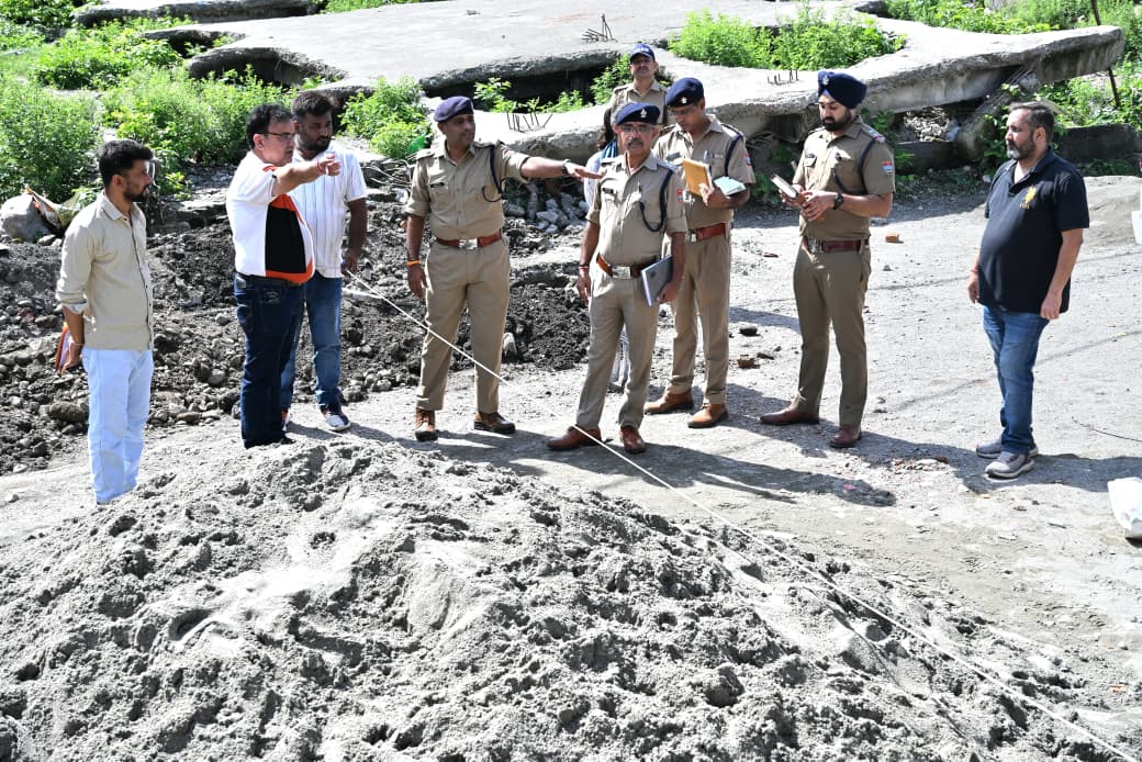 नवनिर्मित बनभूलपुरा थाने का स्थलीय निरीक्षण करते एसएसपी नैनीताल डॉ. मंजूनाथ टीसी और अन्य पुलिस अधिकारी