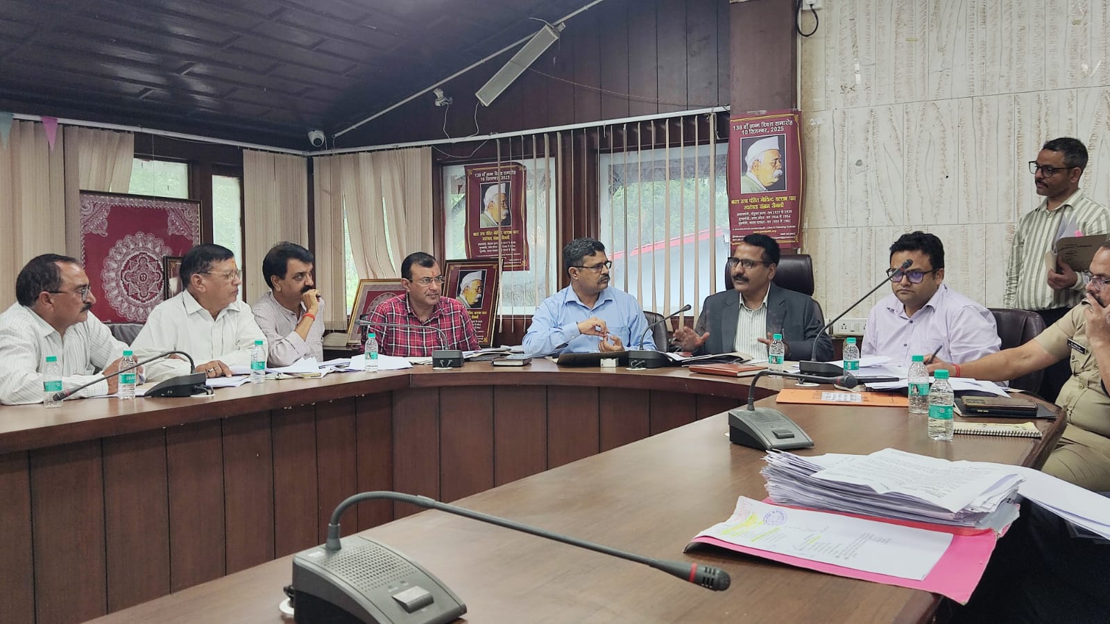 उत्तराखंड राज्य आंदोलनकारियों के चिह्नीकरण की बैठक लेते जिलाधिकारी नैनीताल ललित मोहन रयाल और समिति सदस्य