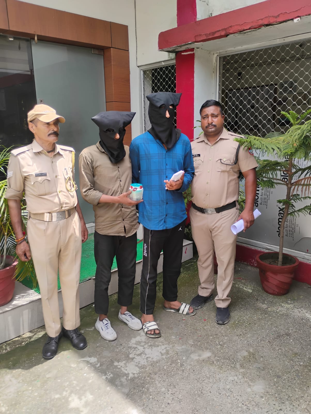रामनगर कोतवाली पुलिस की गिरफ्त में स्मैक और मोटरसाइकिल के साथ खड़े तस्कर विजय नेगी और मोहम्मद आलम