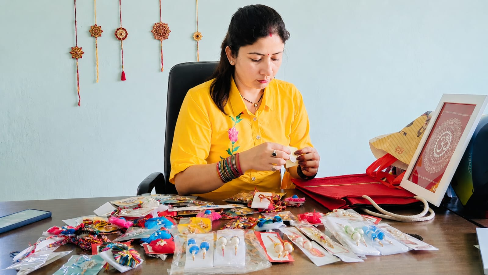 उत्तराखंड में रेशम की हस्तनिर्मित राखियां बनाती 'रेशम नई पहल' स्वयं सहायता समूह की महिलाएं