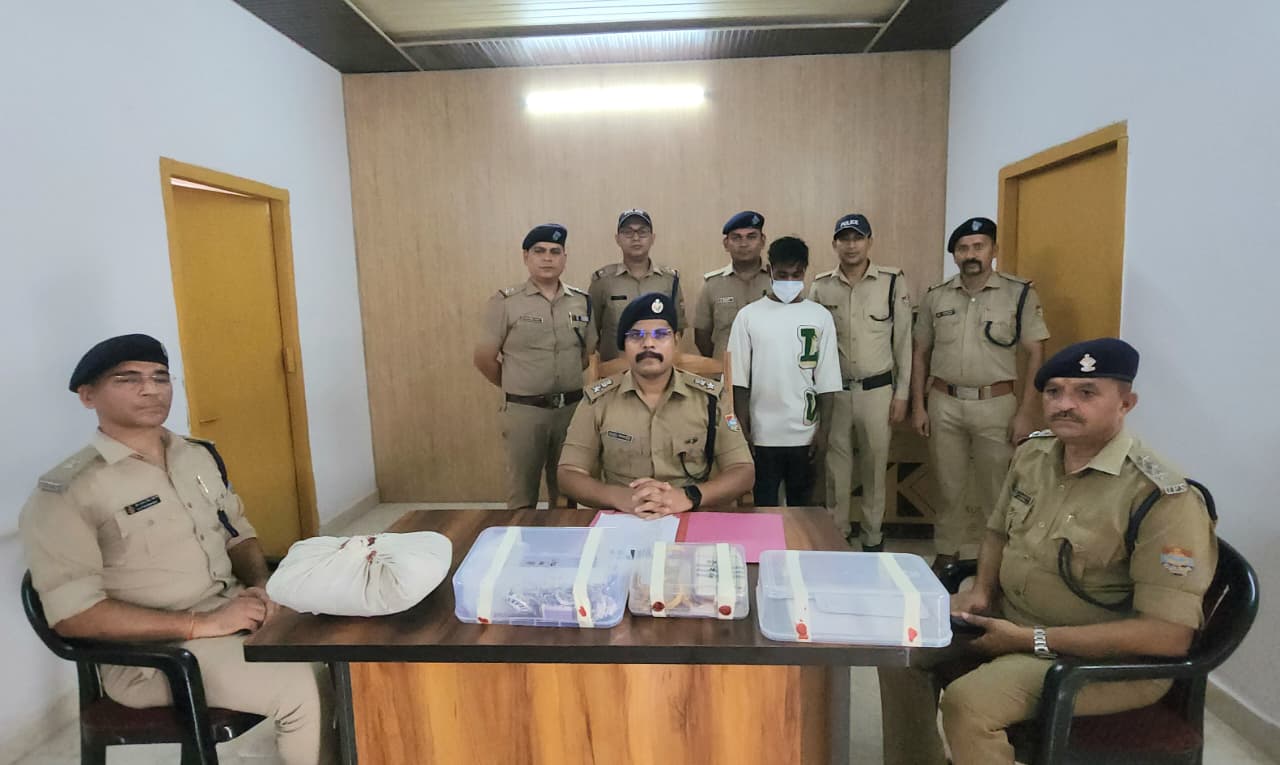 ऊधम सिंह नगर के एसएसपी अजय गणपति के निर्देश पर पंतनगर पुलिस की गिरफ्त में खड़ा शातिर चोर अज्जू और बरामद जेवरात