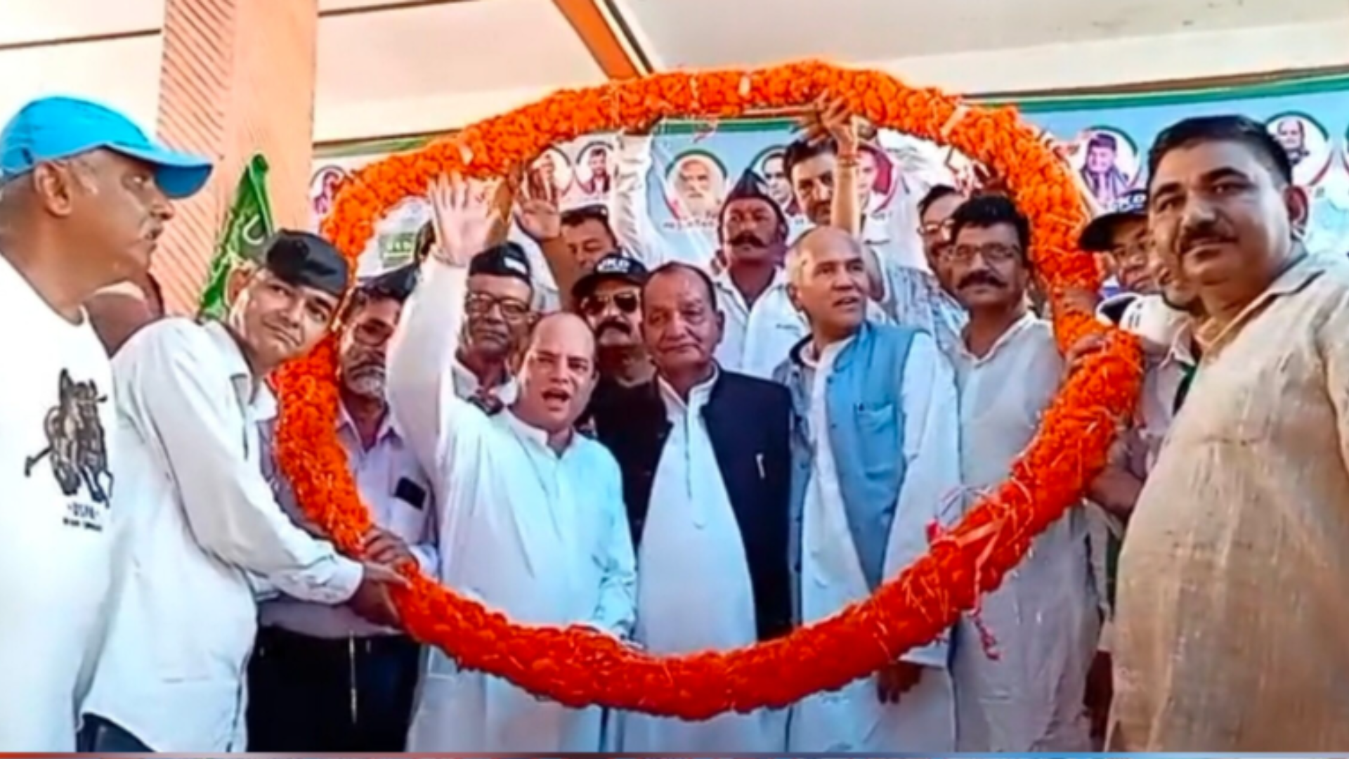 कालाढूंगी रामलीला मैदान में यूकेडी के महा-शक्ति प्रदर्शन में मंच पर मौजूद काशी सिंह ऐरी, तारा सिंह नेगी और हजारों की भीड़
