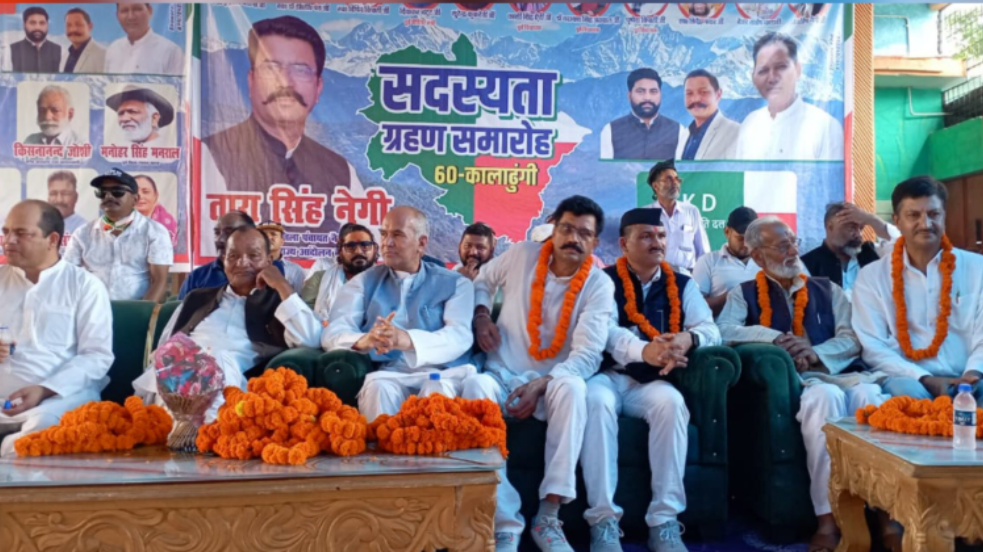 कालाढूंगी रामलीला मैदान में यूकेडी के महा-शक्ति प्रदर्शन में मंच पर मौजूद काशी सिंह ऐरी, तारा सिंह नेगी और हजारों की भीड़