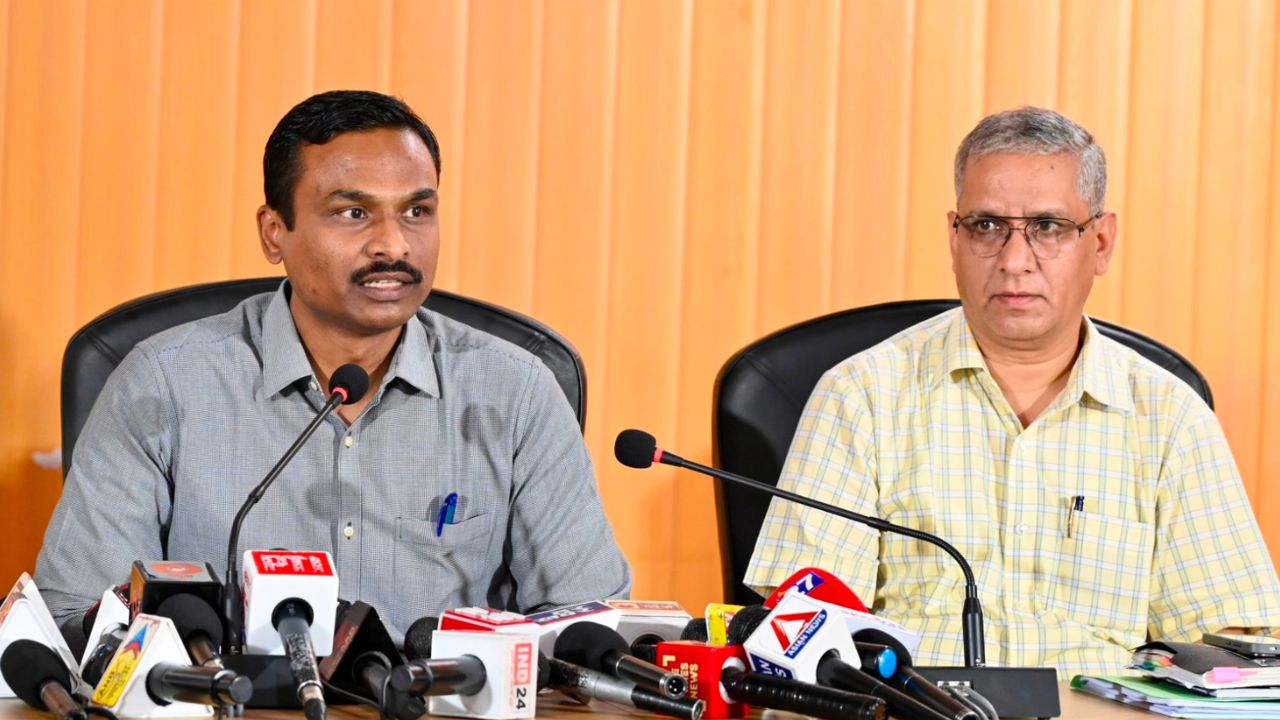 उत्तराखंड के अपर मुख्य निर्वाचन अधिकारी विजय कुमार जोगदंडे ड्राफ्ट मतदाता सूची जारी करते हुए