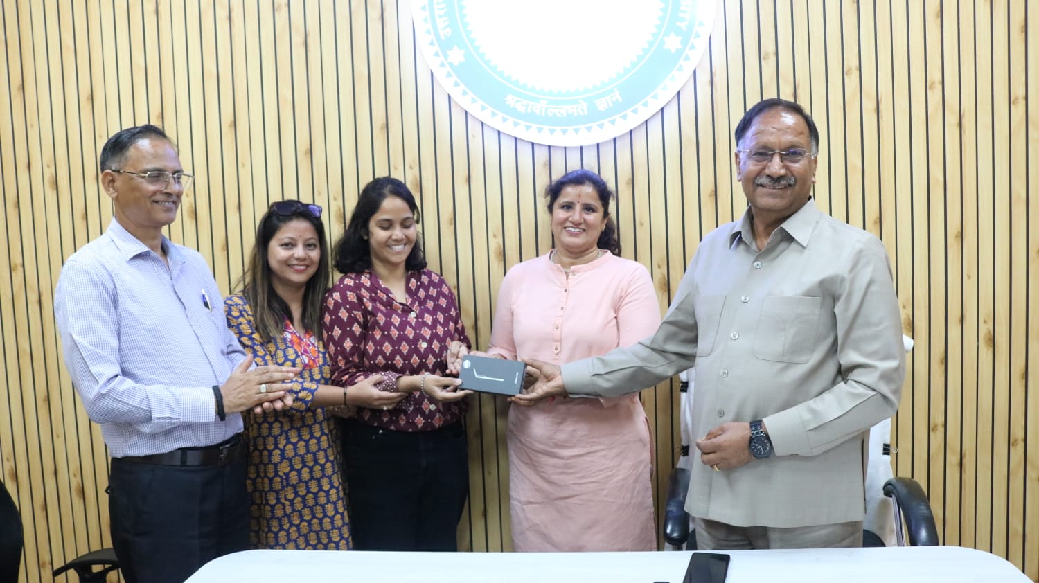 उत्तराखंड मुक्त विश्वविद्यालय के कुलपति प्रो. नवीन चन्द्र लोहनी और पीएनबी की शाखा प्रबंधक बबीता कांडपाल बैठक के दौरान