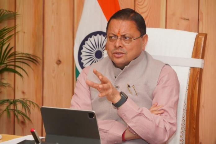 उत्तराखंड में भारी बारिश के ऑरेंज अलर्ट पर आपदा प्रबंधन अधिकारियों के साथ समीक्षा करते सीएम पुष्कर सिंह धामी