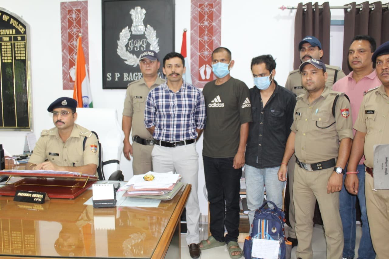 Bageshwar Police SOG Team with 2 Arrested Drug Smugglers and Seized Charas