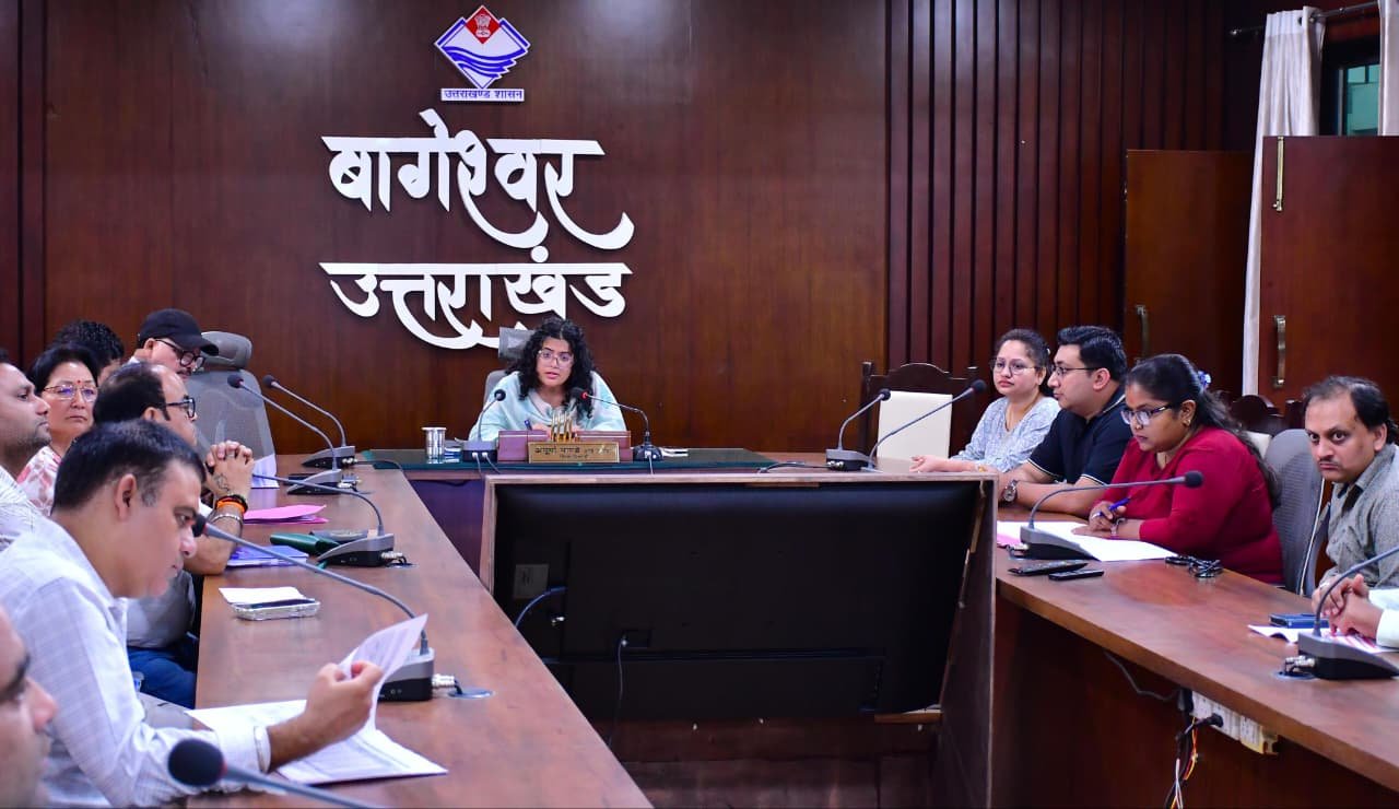 Secretary Housing Dr R Rajesh Kumar Reviewing Bageshwar State Guest House Project In Dehradun