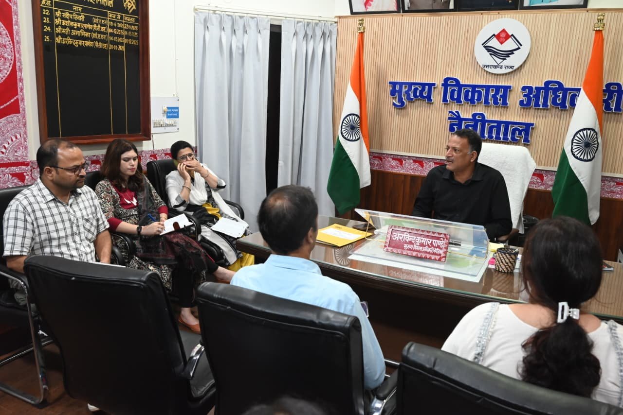 CDO Arvind Kumar Pandey Addressing Meeting In Bhimtal Block Hall Nainital