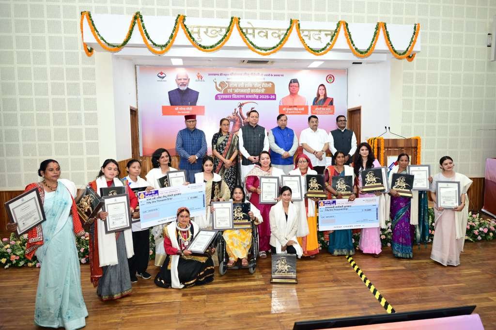 CM Pushkar Singh Dhami Presenting Teelu Routeli Award to Women in Dehradun Mukhya Sevak Sadan