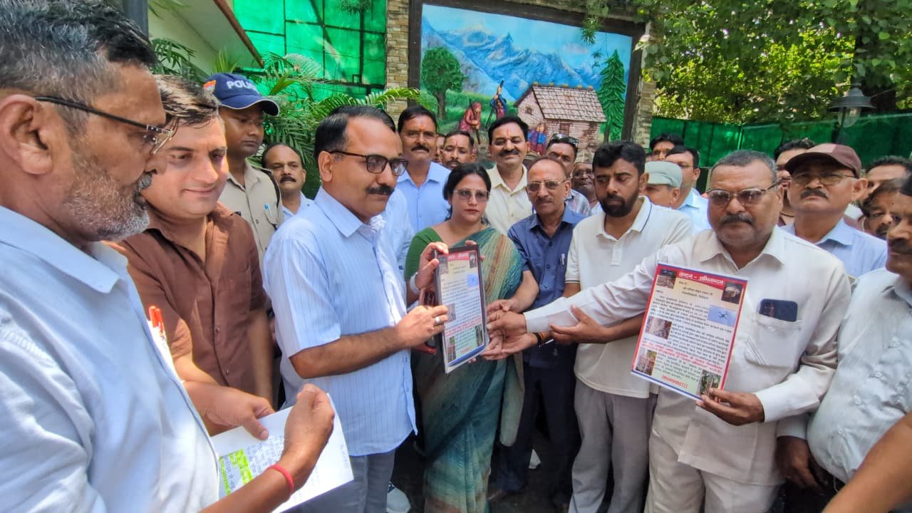 Haldwani Damuwadhunga Residents Thanking DM Lalit Mohan Rayal For Land Rights