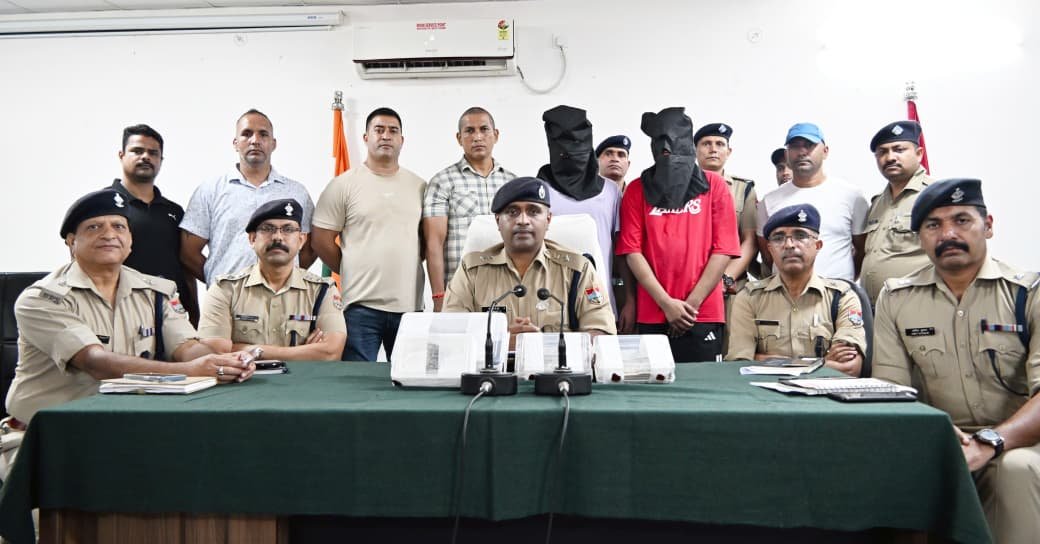SSP Nainital Dr Manjunath TC Addressing Press Conference With Arrested Robbers In Haldwani Dacoity Case