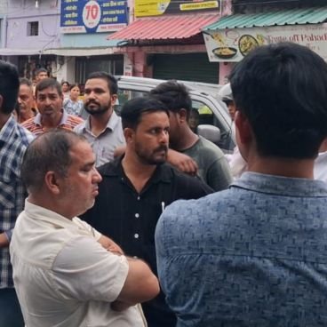 Nagar Nigam Haldwani Team Seizing Handcarts And Clearing Footpath Near MB Inter College