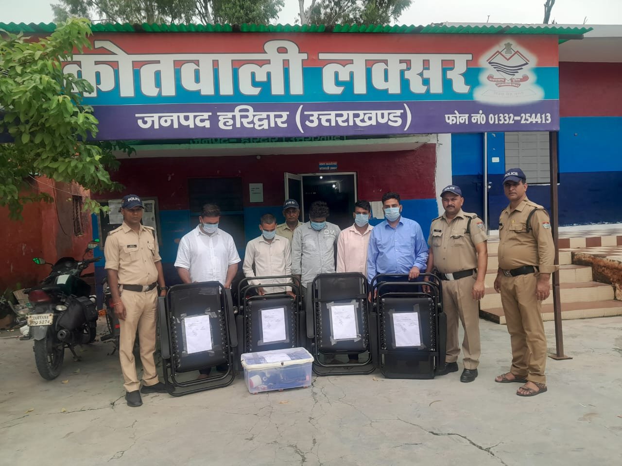 Haridwar Police Team With Five Arrested Accused And Seized Blood Units In Laksar