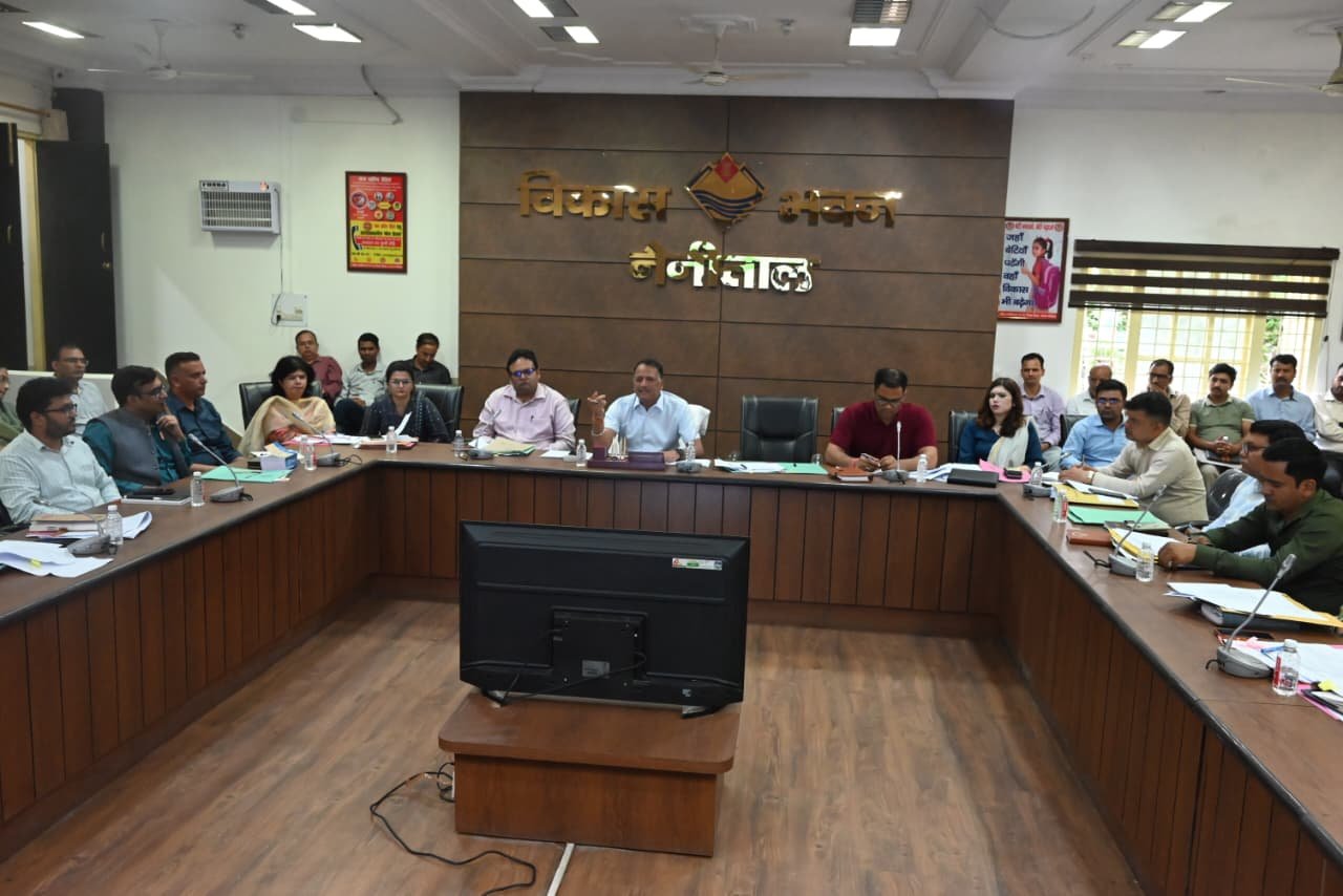Nainital CDO Arvind Kumar Pandey Presiding Over Review Meeting In Vikas Bhawan Bhimtal