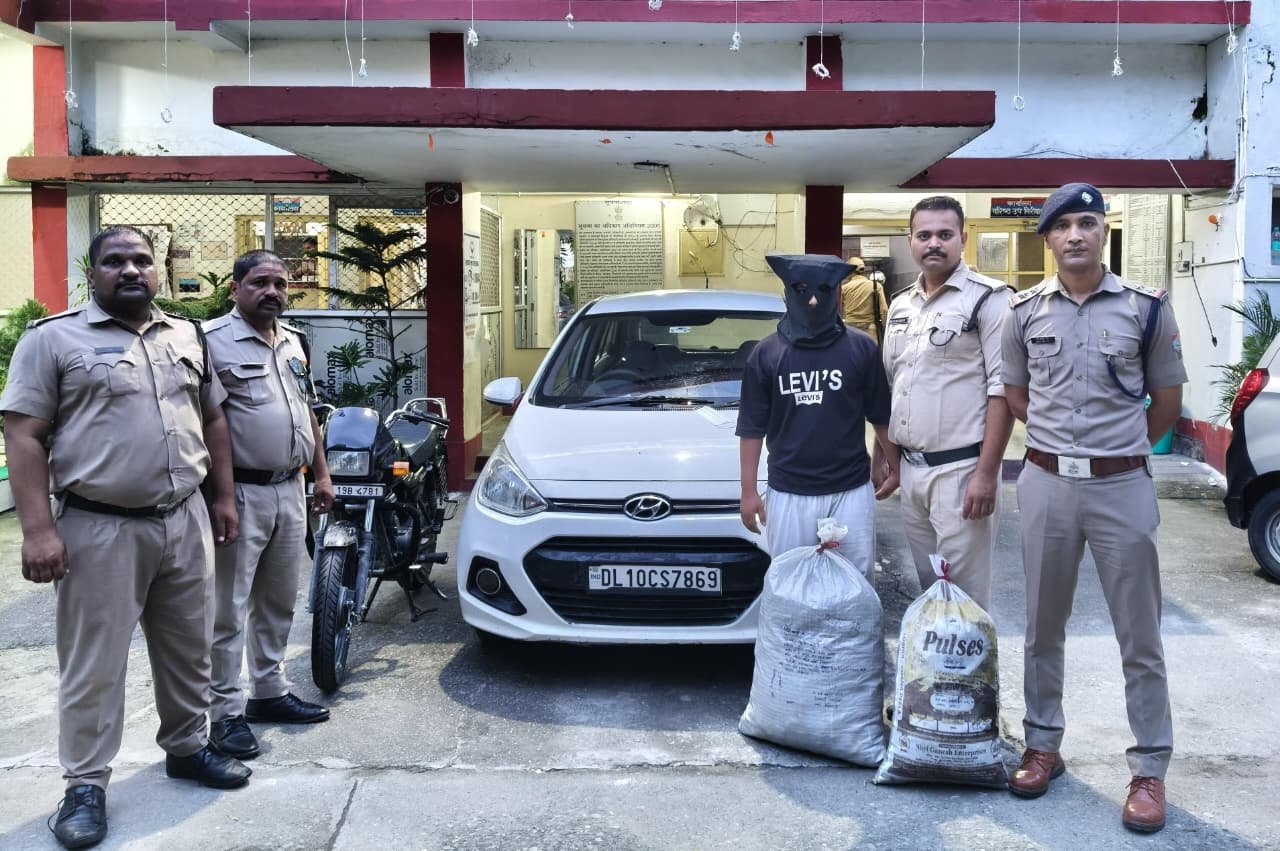 Ramnagar Police Team With Arrested Accused Sagar Singh Rawat And Seized Ganja Packets