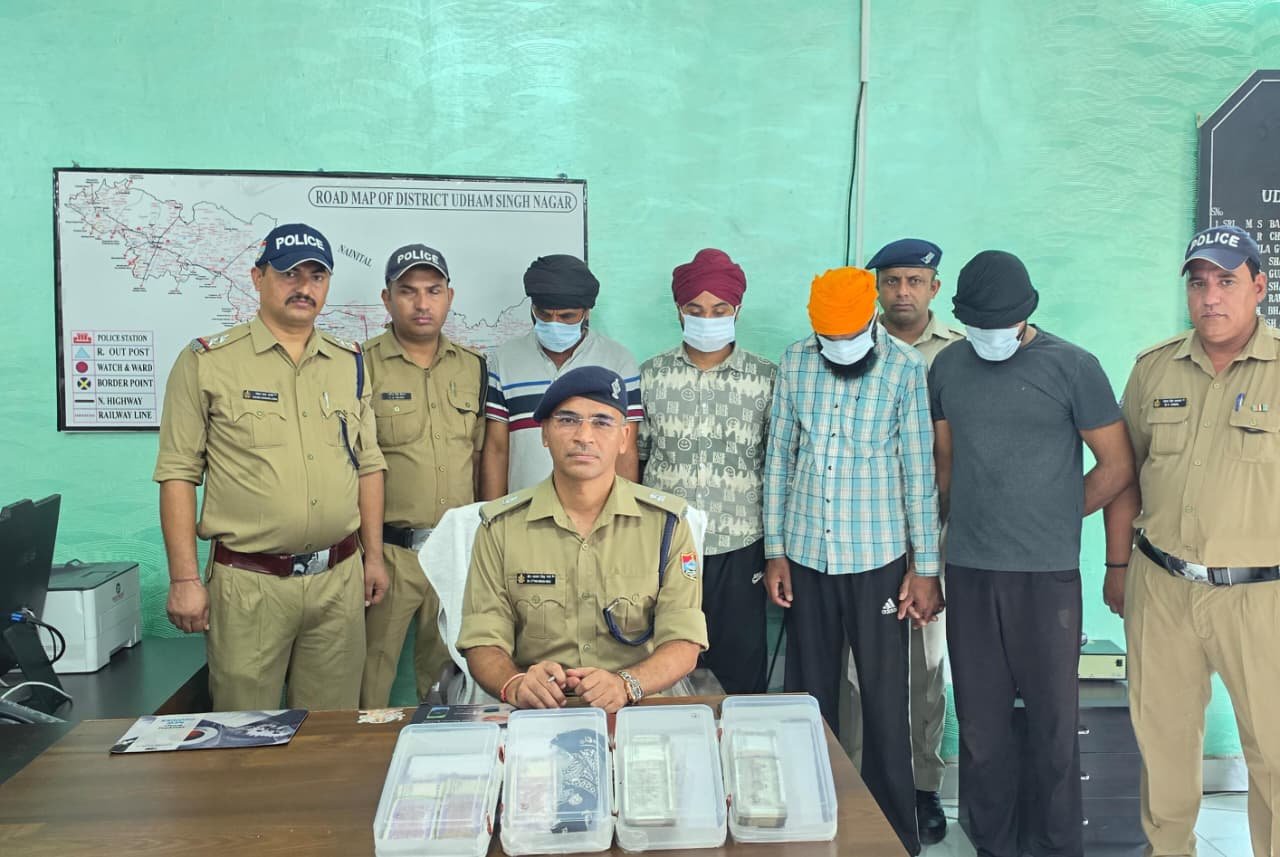 Udham Singh Nagar Police Team With Arrested Dacoits And Recovered Cash In Rudrapur
