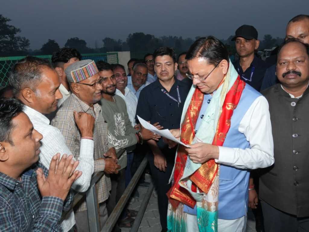 मुख्यमंत्री पुष्कर सिंह धामी खटीमा के लोहियाहेड हेलीपैड और कैंप कार्यालय में आम जनता व जनप्रतिनिधियों की समस्याएं सुनते हुए