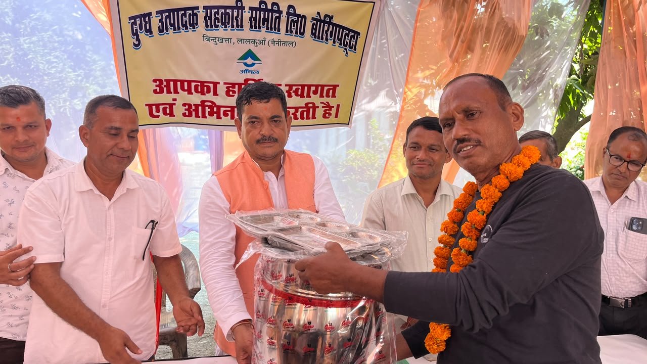 बिंदुखत्ता की छह दुग्ध समितियों के उत्पादकों को बोनस वितरण कार्यक्रम