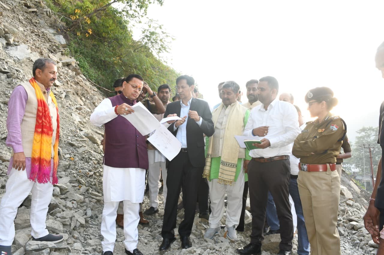काठगोदाम-अमृतपुर बायपास निर्माण कार्य का निरीक्षण करते मुख्यमंत्री पुष्कर सिंह धामी